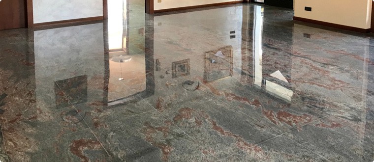 Immagine di un piano di lavoro in granito, un materiale da costruzione a volte associato all'emissione di radon.